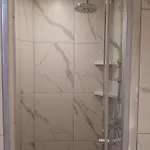 Black Onyx Comfort - Elegant Stay- Center Next To Airport Bus Apartament *