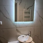 Black Onyx Comfort - Elegant Stay- Center Next To Airport Bus Apartament Salonic