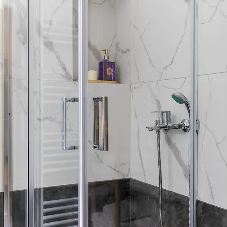 Apartment Black Onyx Comfort - Elegant Stay- Center Next To Airport Bus *