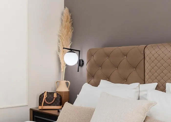 Black Onyx Comfort - Elegant Stay- Center Next To Airport Bus Soluň