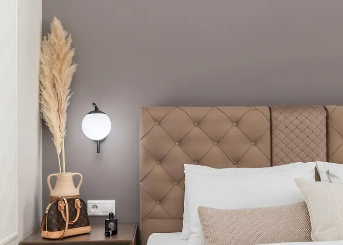 Black Onyx Comfort - Elegant Stay- Center Next To Airport Bus *