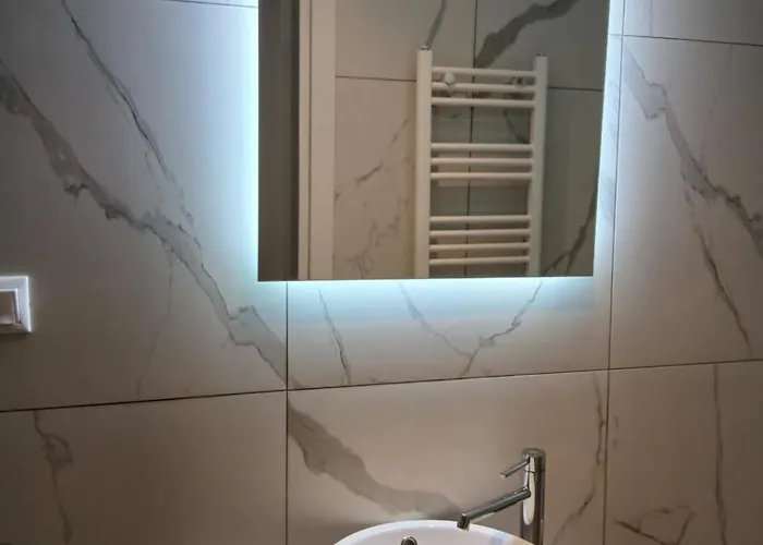 Black Onyx Comfort - Elegant Stay- Center Next To Airport Bus Apartmán Soluň