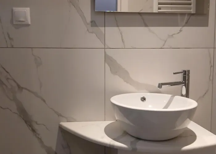 Black Onyx Comfort - Elegant Stay- Center Next To Airport Bus Apartmán