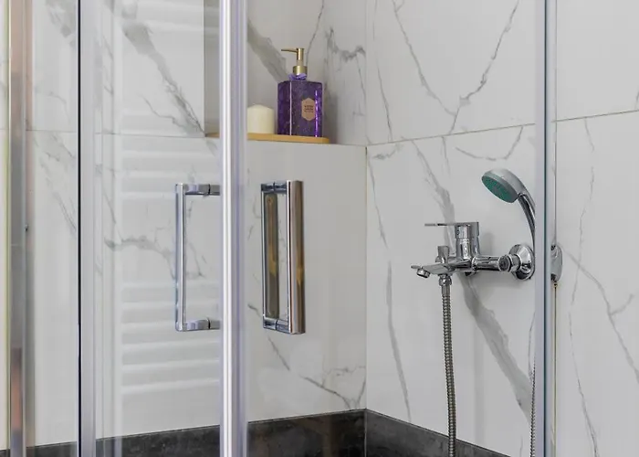 דירה Black Onyx Comfort - Elegant Stay- Center Next To Airport Bus *