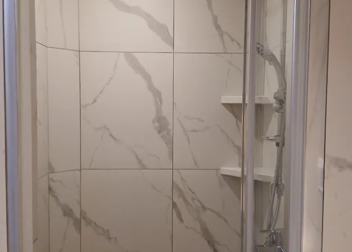 Black Onyx Comfort - Elegant Stay- Center Next To Airport Bus דירה *